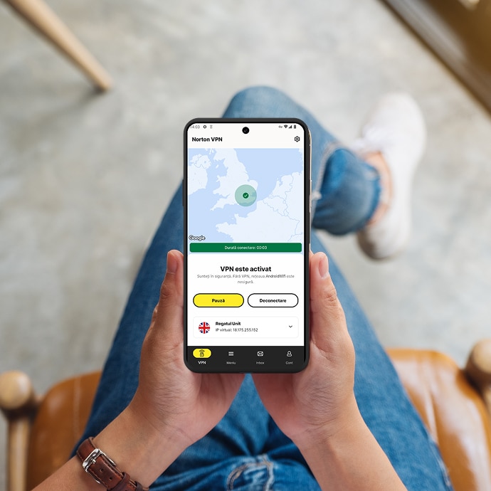 Telefon cu textul „VPN activat” pe ecran