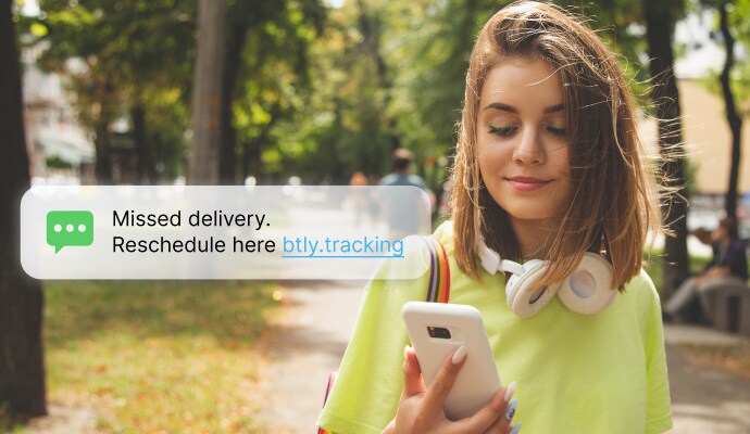 Protecție pentru apeluri și mesaje - o femeie care își verifică mesajele pe telefon