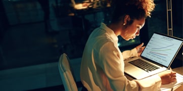 Femeie care stă în fața unui laptop