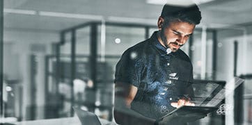 Bărbat care utilizează o tabletă