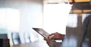 O persoană care utilizează o tabletă